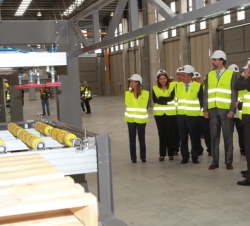 Don Felipe durante el recorrido por la nueva factoría del Grupo Cosentino